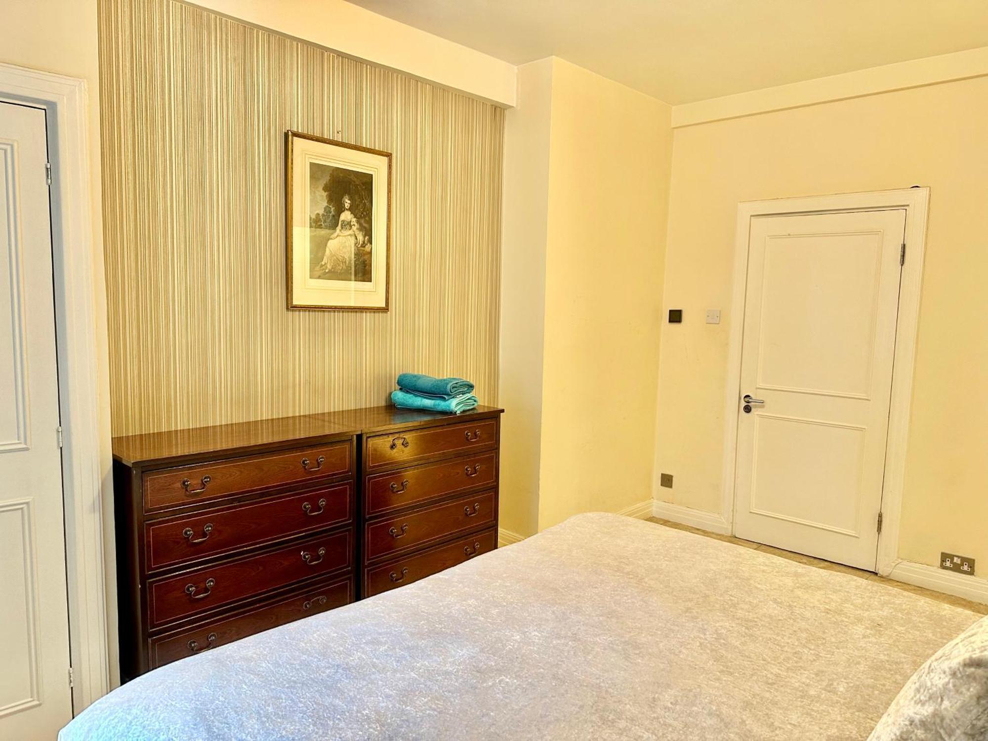 Prime Location - 2 Beds 3 Bath Flat Knightsbridge * Londra